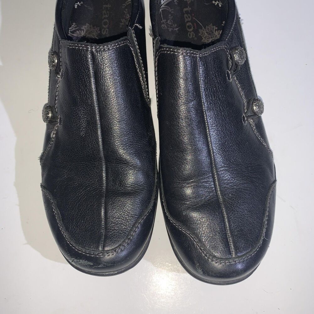 Taos Encore Shoes Womens 8.5 Black Leather Button Detail Slip On Comfort Casual - Picture 6 of 10